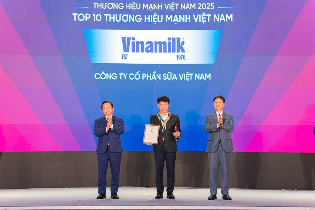 Đại diện Vinamilk - Ông Phạm Tuyên, Giám đốc Chi nhánh Vinamilk Hà Nội - nhận vinh danh Top 10 Thương hiệu Mạnh Việt Nam 2025. Đại diện Vinamilk - Ông Phạm Tuyên, Giám đốc Chi nhánh Vinamilk Hà Nội - nhận vinh danh Top 10 Thương hiệu Mạnh Việt Nam 2025.
