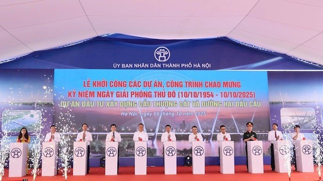 Các đại biểu thực hiện nghi thức khởi công cầu Thượng Cát. Các đại biểu thực hiện nghi thức khởi công cầu Thượng Cát.