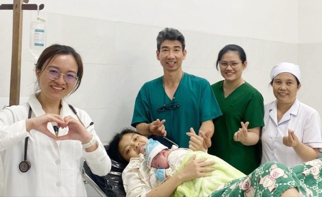 TS.BS Huỳnh Giang Châu, Bệnh viện Hùng Vương thực hiện thành công ca đẻ khó tại đặc khu Côn Đảo. TS.BS Huỳnh Giang Châu, Bệnh viện Hùng Vương thực hiện thành công ca đẻ khó tại đặc khu Côn Đảo.