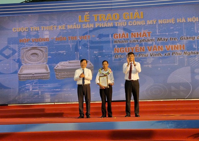 Ban tổ chức trao giải Nhất cho nghệ nhân Nguyễn Văn Vinh với sản phẩm mây tre - giang đan. Ban tổ chức trao giải Nhất cho nghệ nhân Nguyễn Văn Vinh với sản phẩm mây tre - giang đan.