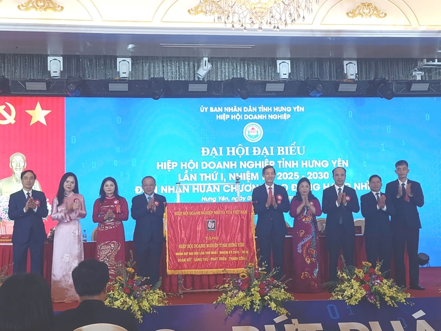 Hiệp hội doanh nghiệp Hưng Yên đón nhận Huân chương lao động hạng Nhì
- Ảnh 1. Hiệp hội doanh nghiệp Hưng Yên đón nhận Huân chương lao động hạng Nhì
- Ảnh 1.