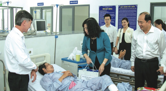 Bộ trưởng Bộ Y tế thăm bệnh nhân điều trị tại tỉnh Bà Rịa - Vũng Tàu cũ, nay là TPHCM. Bộ trưởng Bộ Y tế thăm bệnh nhân điều trị tại tỉnh Bà Rịa - Vũng Tàu cũ, nay là TPHCM.