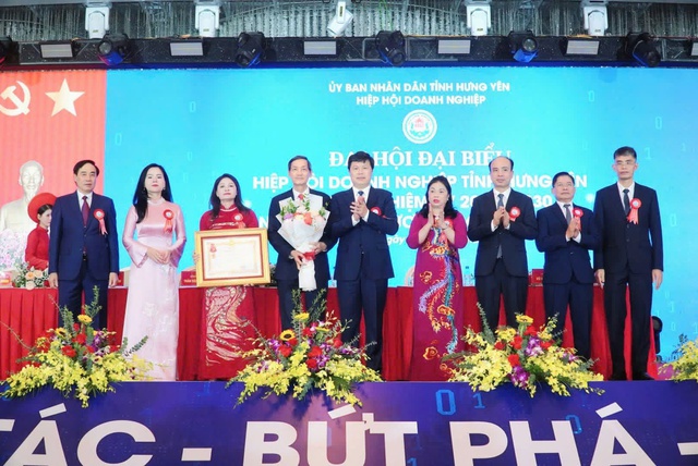 Hiệp hội doanh nghiệp Hưng Yên đón nhận Huân chương lao động hạng Nhì
- Ảnh 2. Hiệp hội doanh nghiệp Hưng Yên đón nhận Huân chương lao động hạng Nhì
- Ảnh 2.