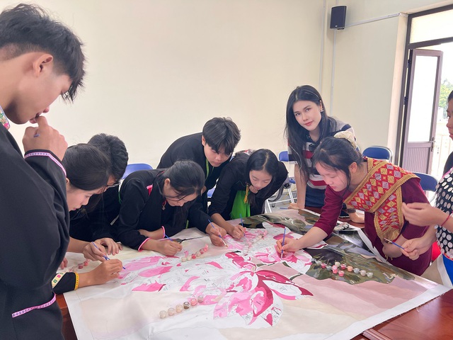 Ca sĩ Ph&uacute;c Anh x&uacute;c động khi ho&agrave;n th&agrave;nh dự &aacute;n "54 d&acirc;n tộc Việt Nam"- Ảnh 1.