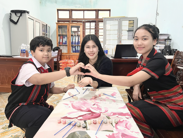 Ca sĩ Ph&uacute;c Anh x&uacute;c động khi ho&agrave;n th&agrave;nh dự &aacute;n "54 d&acirc;n tộc Việt Nam"- Ảnh 2.