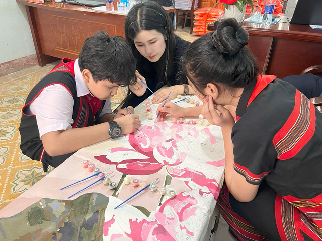 Ca sĩ Ph&uacute;c Anh x&uacute;c động khi ho&agrave;n th&agrave;nh dự &aacute;n "54 d&acirc;n tộc Việt Nam"- Ảnh 3.