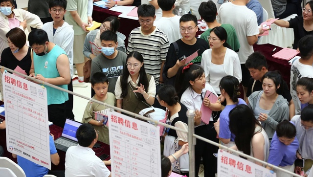 Thạc sĩ tài chính đi bưng lẩu, kỹ sư điện tử đi làm diễn viên quần chúng, tiến sĩ đi rửa bát thuê: Cơn ác mộng mang tên “thừa bằng cấp, thiếu việc làm” ở xứ tỷ dân - Ảnh 4.