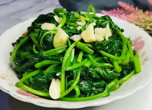 Loại rau từng chỉ cho lợn ăn giờ là “rau chống ung thư” giá cao ngất trên thế giới, nhiều người còn tranh nhau mua: Mọc đầy ở Việt Nam- Ảnh 1. Loại rau từng chỉ cho lợn ăn giờ là “rau chống ung thư” giá cao ngất trên thế giới, nhiều người còn tranh nhau mua: Mọc đầy ở Việt Nam- Ảnh 1.
