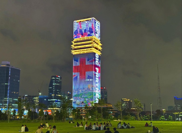 RỰC RỠ &Aacute;NH S&Aacute;NG HỮU NGHỊ VIỆT - ANH TỪ T&Ograve;A TH&Aacute;P SAIGON MARINA IFC- Ảnh 1.