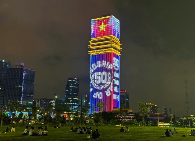 RỰC RỠ &Aacute;NH S&Aacute;NG HỮU NGHỊ VIỆT - ANH TỪ T&Ograve;A TH&Aacute;P SAIGON MARINA IFC- Ảnh 2.