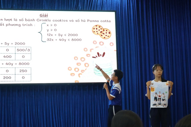 Các bạn học sinh lớp 10 trình bày sản phẩm khỏi nghiệp của mình.