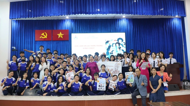 Các thầy cô giáo, các doanh nghiệp chụp hình cùng các em học sinh tham gia buổi học.