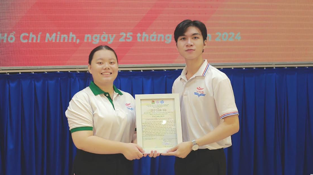 Thủ khoa trường Đại học Khoa học Xã hội và Nhân văn: Hành trình từ bắt đầu lại đến lan tỏa tình yêu việt nam- Ảnh 3.