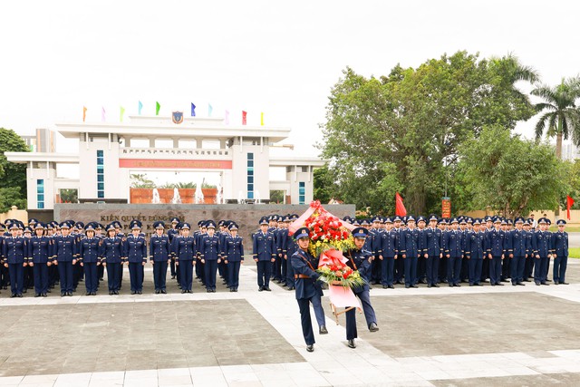Đoàn đại biểu dự Hội nghị tổng kết các tổ chức quần chúng Cảnh sát biển Việt Nam giai đoạn 2021 - 2025 dâng hoa, dâng hương tưởng nhớ Chủ tịch Hồ Chí Minh- Ảnh 2. Đoàn đại biểu dự Hội nghị tổng kết các tổ chức quần chúng Cảnh sát biển Việt Nam giai đoạn 2021 - 2025 dâng hoa, dâng hương tưởng nhớ Chủ tịch Hồ Chí Minh- Ảnh 2.