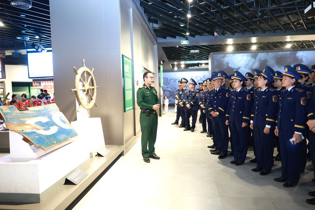 Đoàn đại biểu dự Hội nghị tổng kết các tổ chức quần chúng Cảnh sát biển Việt Nam giai đoạn 2021 - 2025 dâng hoa, dâng hương tưởng nhớ Chủ tịch Hồ Chí Minh- Ảnh 4. Đoàn đại biểu dự Hội nghị tổng kết các tổ chức quần chúng Cảnh sát biển Việt Nam giai đoạn 2021 - 2025 dâng hoa, dâng hương tưởng nhớ Chủ tịch Hồ Chí Minh- Ảnh 4.