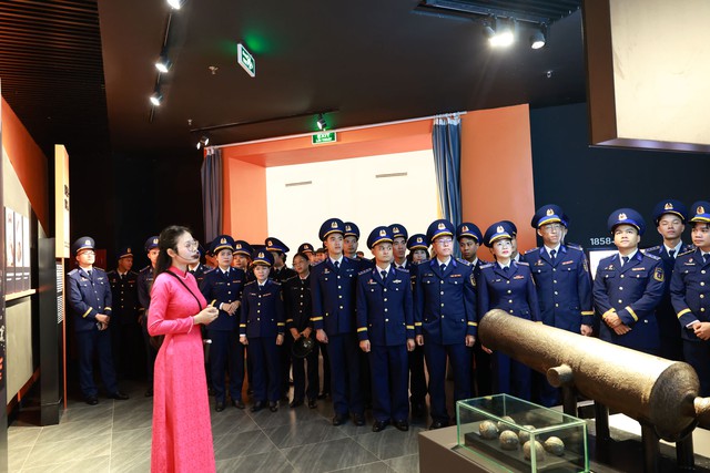 Đoàn đại biểu dự Hội nghị tổng kết các tổ chức quần chúng Cảnh sát biển Việt Nam giai đoạn 2021 - 2025 dâng hoa, dâng hương tưởng nhớ Chủ tịch Hồ Chí Minh- Ảnh 5. Đoàn đại biểu dự Hội nghị tổng kết các tổ chức quần chúng Cảnh sát biển Việt Nam giai đoạn 2021 - 2025 dâng hoa, dâng hương tưởng nhớ Chủ tịch Hồ Chí Minh- Ảnh 5.