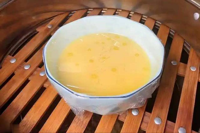 Người phụ nữ mắc tiểu đường ăn trứng hấp thường xuy&ecirc;n v&agrave;o bữa s&aacute;ng, cơ thể xuất hiện thay đổi bất ngờ- Ảnh 1.