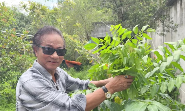 Chế Linh khoe khoảnh khắc hiếm có trong nhà thờ Tổ của Hoài Linh: "Khó quên"- Ảnh 1. Chế Linh khoe khoảnh khắc hiếm có trong nhà thờ Tổ của Hoài Linh: "Khó quên"- Ảnh 1.