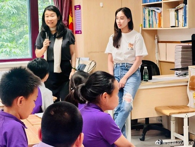 Cô giáo tiểu học mặc giản dị đứng lớp hóa ra là ái nữ tỷ phú, tài sản nghìn tỷ- Ảnh 2.