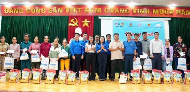 Gần 3 tỷ đồng hỗ trợ người dân, thanh thiếu nhi bị ảnh hưởng do bão số 13 tại Đắk Lắk- Ảnh 5.