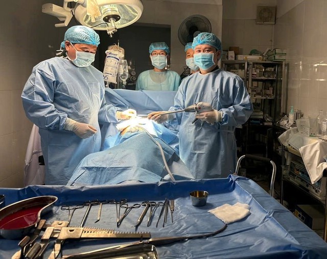 Hành trình khẩn trương giành giật sự sống nơi trùng khơi- Ảnh 2. Hành trình khẩn trương giành giật sự sống nơi trùng khơi- Ảnh 2.