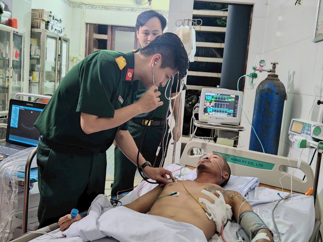 Hành trình khẩn trương giành giật sự sống nơi trùng khơi- Ảnh 4. Hành trình khẩn trương giành giật sự sống nơi trùng khơi- Ảnh 4.