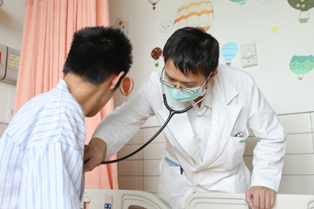 Nam sinh 18 tuổi mắc ung thư đại tràng vì món ăn vặt quen thuộc trước cổng trường- Ảnh 1.