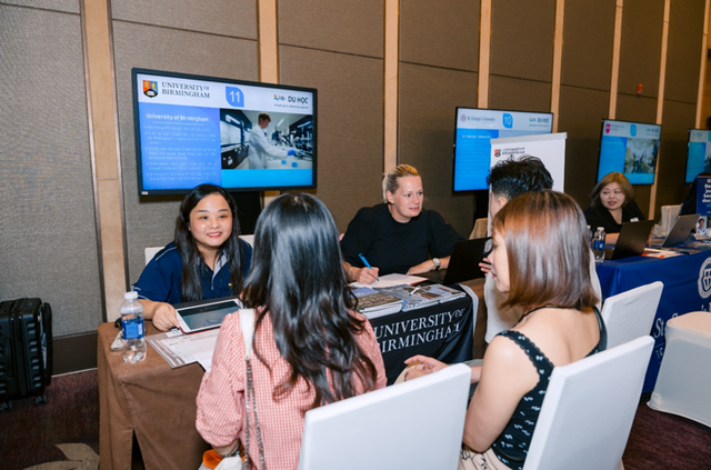 Đại diện trường đại học đánh giá hồ sơ trực tiếp tại một sự kiện của IDP. Ảnh: IDP.