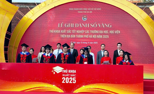 Các thủ khoa xuất sắc năm 2025 ghi danh Sổ vàng tại Văn Miếu - Quốc Tử Giám. Các thủ khoa xuất sắc năm 2025 ghi danh Sổ vàng tại Văn Miếu - Quốc Tử Giám.