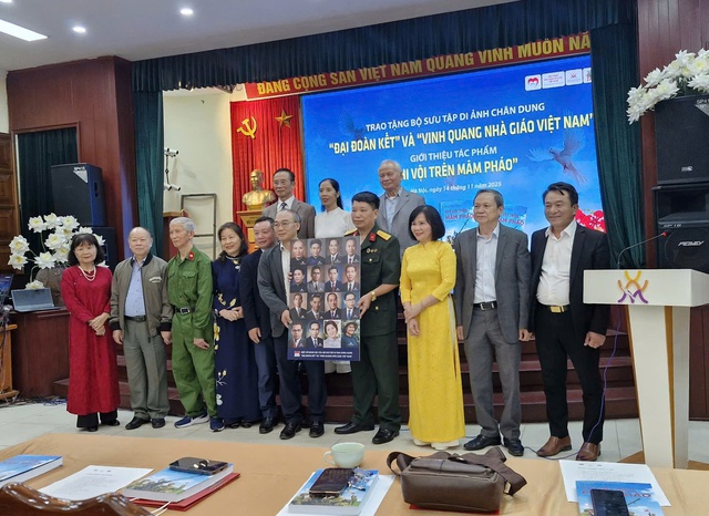 Trao tặng Bộ sưu tập di ảnh chân dung "Đại đoàn kết" và "Vinh quang Nhà giáo Việt Nam"- Ảnh 3.