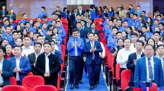 Lãnh đạo TRung ương Đoàn TNCS Hồ Chí Minh và tỉnh Nghệ An dự đại hội.