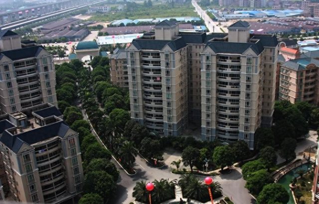 Bỏ quên căn nhà hơn 1 tỷ suốt 28 năm, người phụ nữ chết sững phát hiện có người sống bên trong, còn bị đòi bồi thường 600 triệu- Ảnh 1.