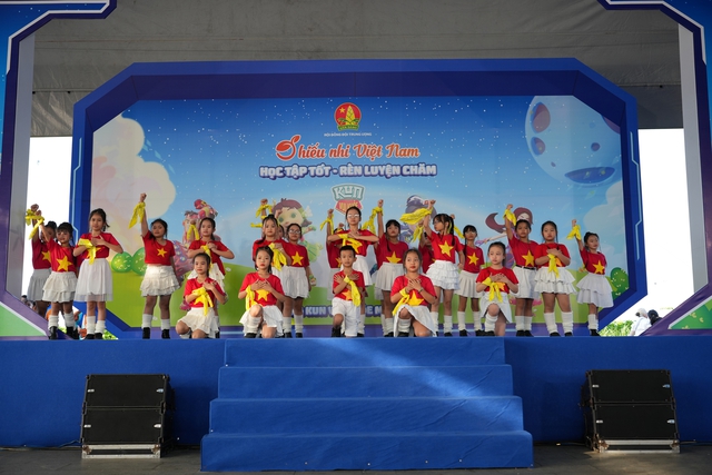 2.000 em thiếu nhi tham gia Ngày hội “Thiếu nhi Việt Nam - Học tập tốt, rèn luyện chăm” tại An Giang- Ảnh 1. 2.000 em thiếu nhi tham gia Ngày hội “Thiếu nhi Việt Nam - Học tập tốt, rèn luyện chăm” tại An Giang- Ảnh 1.