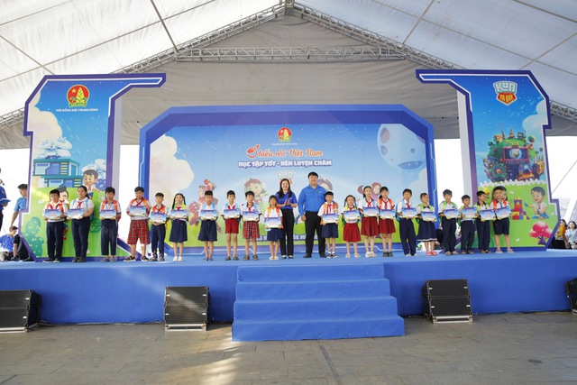 2.000 em thiếu nhi tham gia Ngày hội “Thiếu nhi Việt Nam - Học tập tốt, rèn luyện chăm” tại An Giang- Ảnh 3. 2.000 em thiếu nhi tham gia Ngày hội “Thiếu nhi Việt Nam - Học tập tốt, rèn luyện chăm” tại An Giang- Ảnh 3.