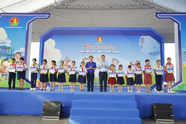 2.000 em thiếu nhi tham gia Ngày hội “Thiếu nhi Việt Nam - Học tập tốt, rèn luyện chăm” tại An Giang- Ảnh 4. 2.000 em thiếu nhi tham gia Ngày hội “Thiếu nhi Việt Nam - Học tập tốt, rèn luyện chăm” tại An Giang- Ảnh 4.