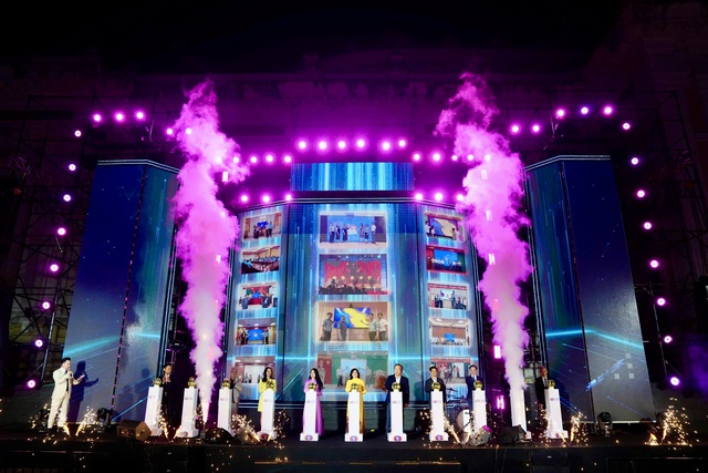 Khai mạc "Ngày mua sắm trực tuyến Việt Nam – Online Friday 2025"- Ảnh 1. Khai mạc "Ngày mua sắm trực tuyến Việt Nam – Online Friday 2025"- Ảnh 1.