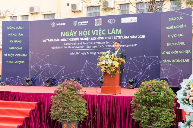 Ông Vũ Hữu Ý, Hiệu trưởng Trường Cao đẳng Nghề Hà Nam (tỉnh Ninh Bình), phát biểu tại Lễ Khai mạc.