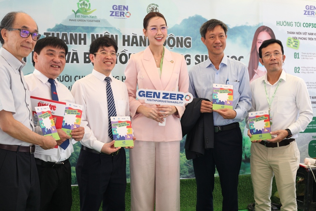 BTC tham quan gian hàng của Gen Zero - Thanh niên vì phát triển bền vững do Hoa hậu Lê Nguyễn Bảo Ngọc sáng lập. BTC tham quan gian hàng của Gen Zero - Thanh niên vì phát triển bền vững do Hoa hậu Lê Nguyễn Bảo Ngọc sáng lập.