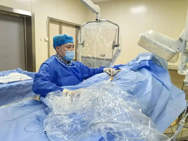 Mở gói hàng mua online, người phụ nữ ngã ngửa xuống đất- Ảnh 2. Mở gói hàng mua online, người phụ nữ ngã ngửa xuống đất- Ảnh 2.