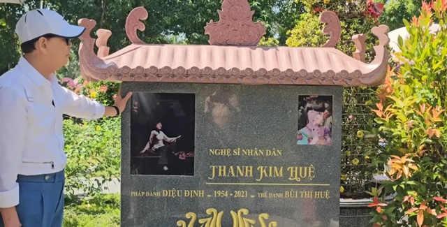 Nam NSND 80 tuổi vừa trải qua 2 cuộc phẫu thuật đã tới mộ vợ làm 1 việc- Ảnh 2. Nam NSND 80 tuổi vừa trải qua 2 cuộc phẫu thuật đã tới mộ vợ làm 1 việc- Ảnh 2.