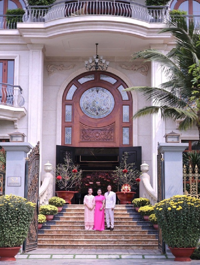 Nữ diễn viên được chồng thạc sĩ xây biệt thự 300 tỷ cho ở, thấy đàn chị không có vàng liền cho mượn- Ảnh 5. Nữ diễn viên được chồng thạc sĩ xây biệt thự 300 tỷ cho ở, thấy đàn chị không có vàng liền cho mượn- Ảnh 5.