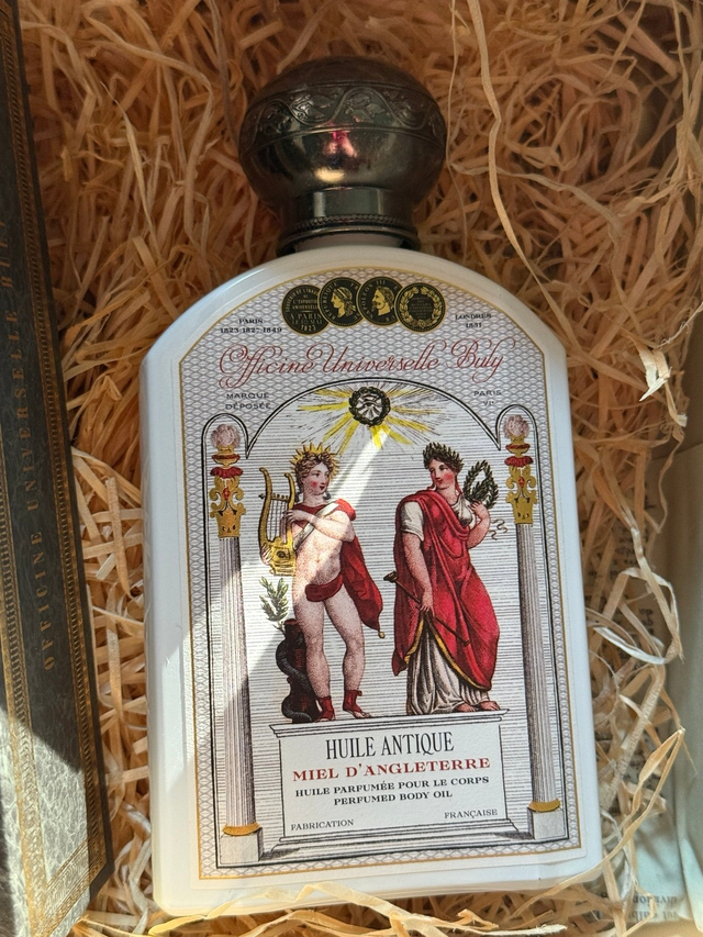 Đâu đâu cũng đang nói về lọ body oil "tuyệt đối điện ảnh" này: Thơm sang cả người, bề dày lịch sử hơn 200 năm- Ảnh 11. Đâu đâu cũng đang nói về lọ body oil "tuyệt đối điện ảnh" này: Thơm sang cả người, bề dày lịch sử hơn 200 năm- Ảnh 11.