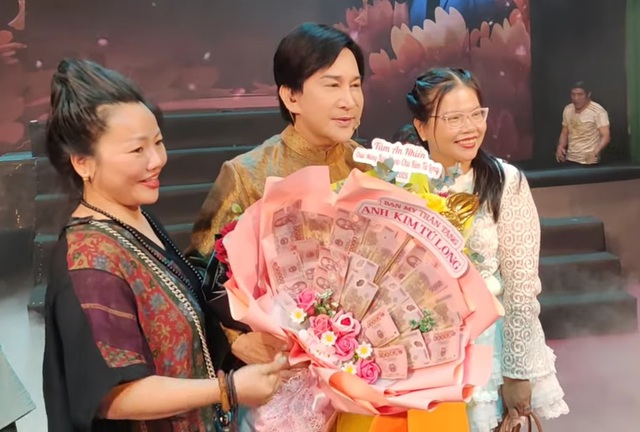 Nam nghệ sĩ 2004 hát xong, khán giả ùa lên tặng tiền mặt- Ảnh 2. Nam nghệ sĩ 2004 hát xong, khán giả ùa lên tặng tiền mặt- Ảnh 2.