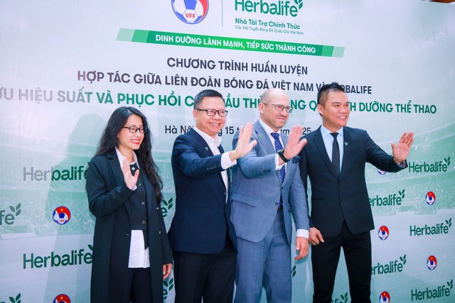Herbalife Vietnam đồng hành cùng Liên Đoàn Bóng Đá Việt Nam tổ chức buổi đào tạo về dinh dưỡng thể thao nâng cao cho các huấn luyện viên và cầu thủ bóng đá- Ảnh 1. Herbalife Vietnam đồng hành cùng Liên Đoàn Bóng Đá Việt Nam tổ chức buổi đào tạo về dinh dưỡng thể thao nâng cao cho các huấn luyện viên và cầu thủ bóng đá- Ảnh 1.
