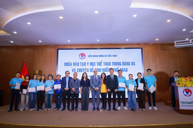 Herbalife Vietnam đồng hành cùng Liên Đoàn Bóng Đá Việt Nam tổ chức buổi đào tạo về dinh dưỡng thể thao nâng cao cho các huấn luyện viên và cầu thủ bóng đá- Ảnh 4. Herbalife Vietnam đồng hành cùng Liên Đoàn Bóng Đá Việt Nam tổ chức buổi đào tạo về dinh dưỡng thể thao nâng cao cho các huấn luyện viên và cầu thủ bóng đá- Ảnh 4.