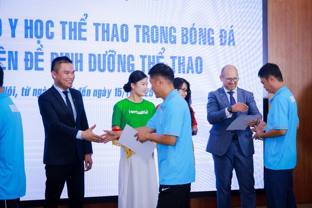 Herbalife Vietnam đồng hành cùng Liên Đoàn Bóng Đá Việt Nam tổ chức buổi đào tạo về dinh dưỡng thể thao nâng cao cho các huấn luyện viên và cầu thủ bóng đá- Ảnh 5. Herbalife Vietnam đồng hành cùng Liên Đoàn Bóng Đá Việt Nam tổ chức buổi đào tạo về dinh dưỡng thể thao nâng cao cho các huấn luyện viên và cầu thủ bóng đá- Ảnh 5.