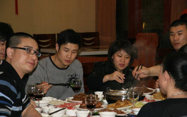 Đi họp lớp, lớp trưởng sốc khi bạn cũ bỏ về vì bao thuốc lá hơn 900 tỷ đồng- Ảnh 1. Đi họp lớp, lớp trưởng sốc khi bạn cũ bỏ về vì bao thuốc lá hơn 900 tỷ đồng- Ảnh 1.