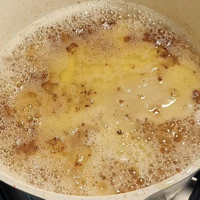 Tại sao nên cho cơm nguội vào dầu đã chiên?- Ảnh 5. Tại sao nên cho cơm nguội vào dầu đã chiên?- Ảnh 5.