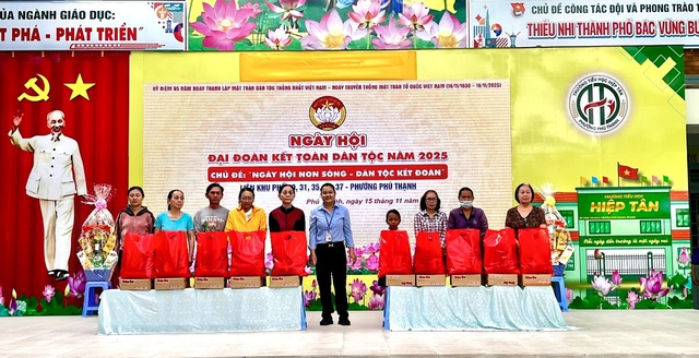 Các khu phố phường Phú Thạnh (TP Hồ Chí Minh) tổ chức Ngày hội Đại đoàn kết toàn dân tộc năm 2025- Ảnh 4. Các khu phố phường Phú Thạnh (TP Hồ Chí Minh) tổ chức Ngày hội Đại đoàn kết toàn dân tộc năm 2025- Ảnh 4.