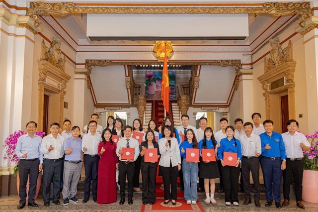 Chương trình lãnh đạo Thành phố Hồ Chí Minh gặp gỡ, động viên các cá nhân đạt giải thưởng Quả Cầu vàng và giải thưởng Nữ sinh khoa học Công nghệ Việt Nam năm 2025- Ảnh 4. Chương trình lãnh đạo Thành phố Hồ Chí Minh gặp gỡ, động viên các cá nhân đạt giải thưởng Quả Cầu vàng và giải thưởng Nữ sinh khoa học Công nghệ Việt Nam năm 2025- Ảnh 4.